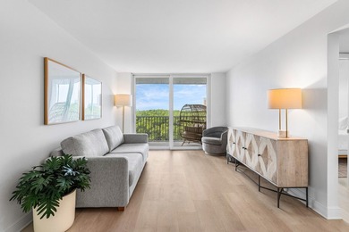 INTRACOASTAL VIEWS FULLY RENOVATED! Experience waterfront living - photo 3