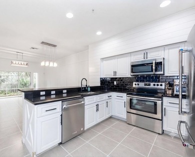 Stunning *2018* Newer Construction! 2 bed, 2.5 bath, fee simple - photo 4
