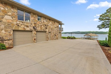 Welcome to 4919 Bal Harbor Circle! Perfectly positioned on the - photo 34