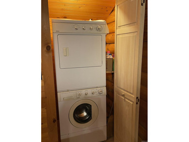 A true Abe Lincoln log home featuring 2 bedrooms, one up, one - photo 9