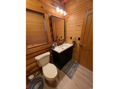 A true Abe Lincoln log home featuring 2 bedrooms, one up, one - photo 10
