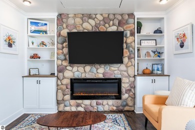 Welcome to this charming, turnkey 2-bedroom, 1-bath home that's - photo 4