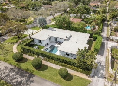 Mid-century modern 4bed/4bath pool home on oversized corner lot - photo 2