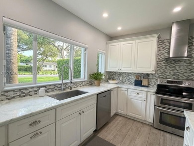 Mid-century modern 4bed/4bath pool home on oversized corner lot - photo 5
