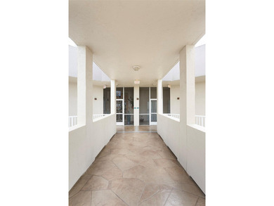 Situated on the top (4th) floor this 2-bed 2-bath residence - photo 3