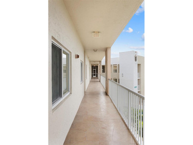 Situated on the top (4th) floor this 2-bed 2-bath residence - photo 4