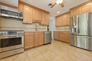 Welcome to this beautifully maintained Colonial, offering the - photo 17