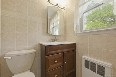 Welcome to this beautifully maintained Colonial, offering the - photo 21