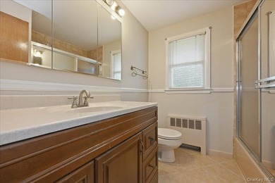 Welcome to this beautifully maintained Colonial, offering the - photo 35