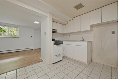 Welcome to this beautifully maintained Colonial, offering the - photo 37