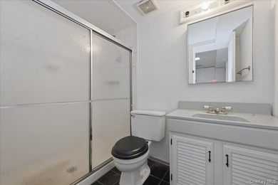 Welcome to this beautifully maintained Colonial, offering the - photo 39
