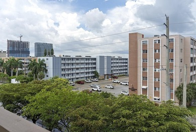 Beautifully renovated 2/2 in the heart of Hallandale Beach, just - photo 5