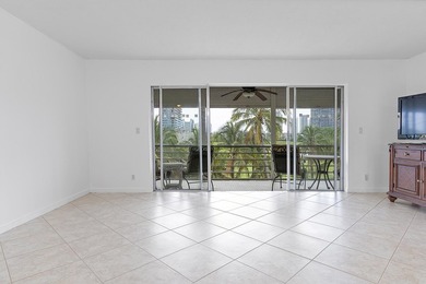 Beautifully renovated 2/2 in the heart of Hallandale Beach, just - photo 8