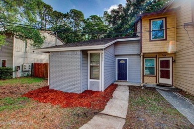 NO HOA! ! This Lovely Townhome features a BRAND NEW KITCHEN with - photo 1