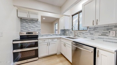 NO HOA! ! This Lovely Townhome features a BRAND NEW KITCHEN with - photo 3