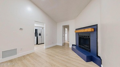 NO HOA! ! This Lovely Townhome features a BRAND NEW KITCHEN with - photo 6