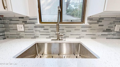 NO HOA! ! This Lovely Townhome features a BRAND NEW KITCHEN with - photo 10