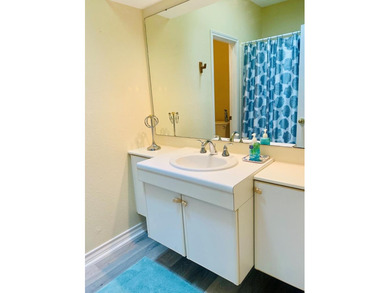 Spacious ground-floor 2-bedroom, 2.5-bath corner unit with a - photo 12