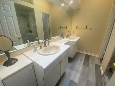 Spacious ground-floor 2-bedroom, 2.5-bath corner unit with a - photo 18