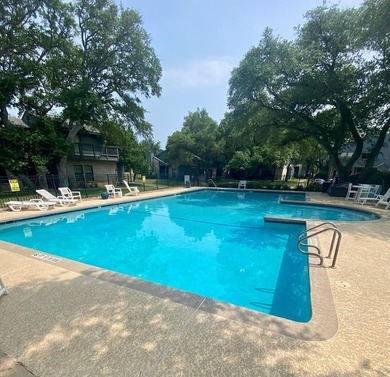 Spacious ground-floor 2-bedroom, 2.5-bath corner unit with a - photo 28