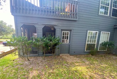 Spacious ground-floor 2-bedroom, 2.5-bath corner unit with a - photo 30