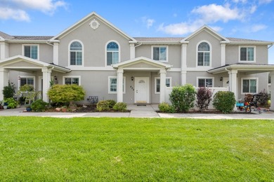 A beautifully updated 3bed, 2.5bath townhome offering comfort - photo 1