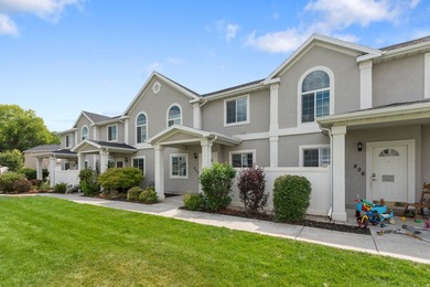 A beautifully updated 3bed, 2.5bath townhome offering comfort - photo 3
