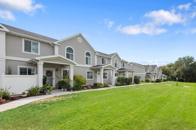 A beautifully updated 3bed, 2.5bath townhome offering comfort - photo 5