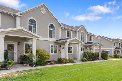 A beautifully updated 3bed, 2.5bath townhome offering comfort - photo 6