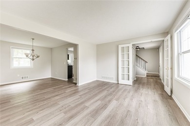 Welcome to this beautifully updated 3-bed, 1.5-bath home - photo 11
