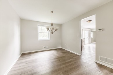 Welcome to this beautifully updated 3-bed, 1.5-bath home - photo 13