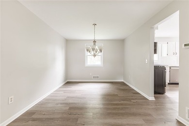 Welcome to this beautifully updated 3-bed, 1.5-bath home - photo 14