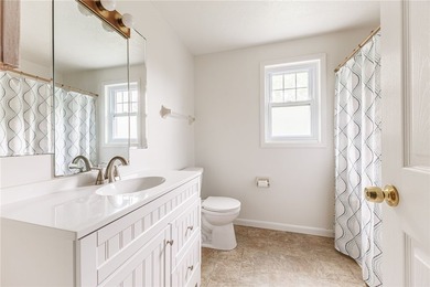 Welcome to this beautifully updated 3-bed, 1.5-bath home - photo 32