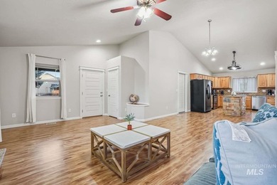 Welcome to this beautifully maintained 3-bedroom, 2-bath - photo 11