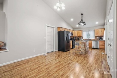 Welcome to this beautifully maintained 3-bedroom, 2-bath - photo 12
