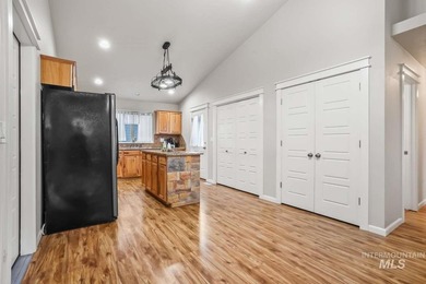 Welcome to this beautifully maintained 3-bedroom, 2-bath - photo 13