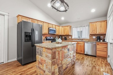 Welcome to this beautifully maintained 3-bedroom, 2-bath - photo 14
