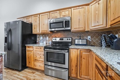 Welcome to this beautifully maintained 3-bedroom, 2-bath - photo 17