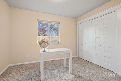 Welcome to this beautifully maintained 3-bedroom, 2-bath - photo 19