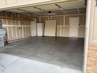 Welcome to this beautifully maintained 3-bedroom, 2-bath - photo 32