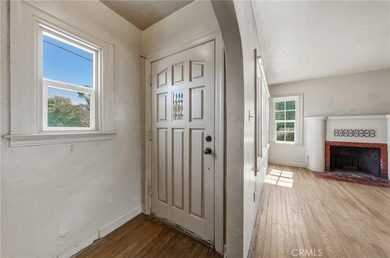 Welcome to this 1940s vintage home offering 2 bedrooms, 1 - photo 3
