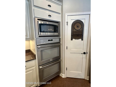Nestled on a quiet cul-de-sac this exceptional estate offers - photo 20