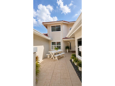 This bright, spacious, and beautiful 4-bedroom, 4-bathroom - photo 2