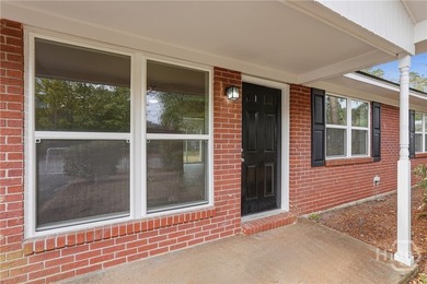 This fully renovated home offers 3 bedrooms, 1 bathroom, plus a - photo 4