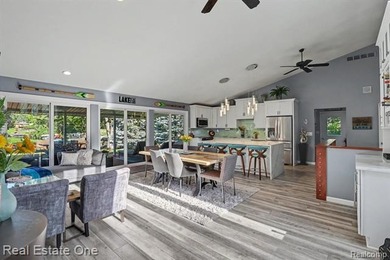 Discover the perfect blend of timeless mid-century modern design - photo 6