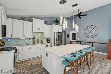 Discover the perfect blend of timeless mid-century modern design - photo 10