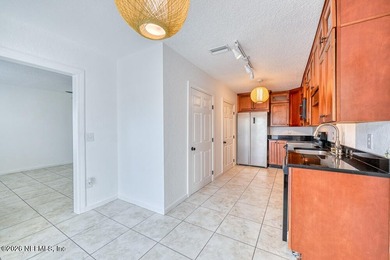 This beautifully refreshed condo has been completely cleaned and - photo 6