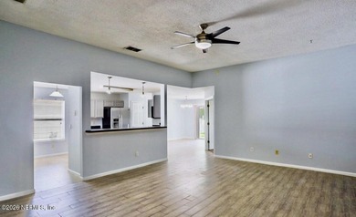 Ready to move in! This immaculate 3-bedroom, 2-bathroom home - photo 4