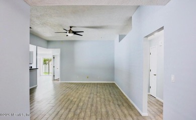 Ready to move in! This immaculate 3-bedroom, 2-bathroom home - photo 5