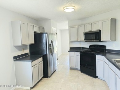 Ready to move in! This immaculate 3-bedroom, 2-bathroom home - photo 8